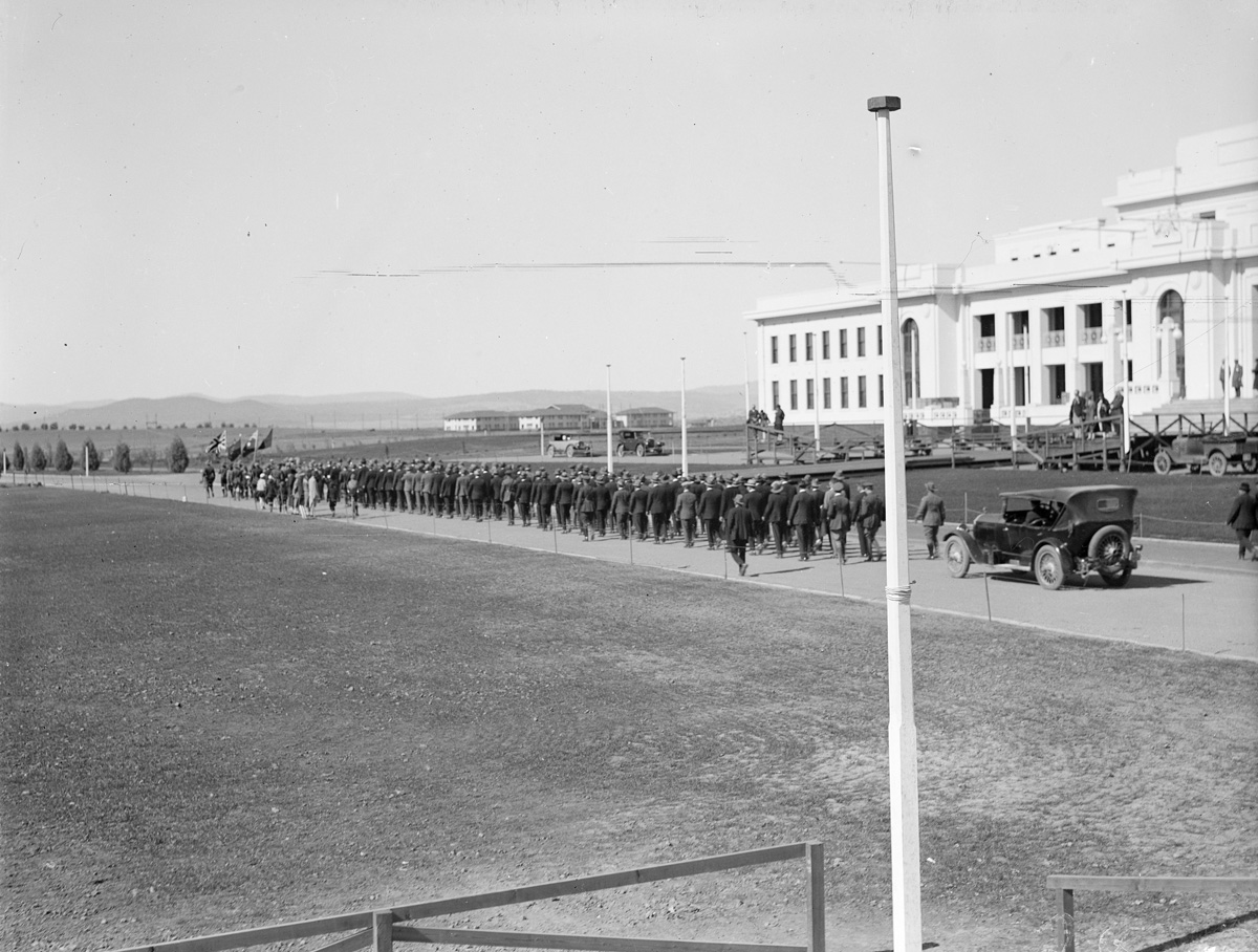 Parade of people walking past Parliament House, Anzac Day 1927.