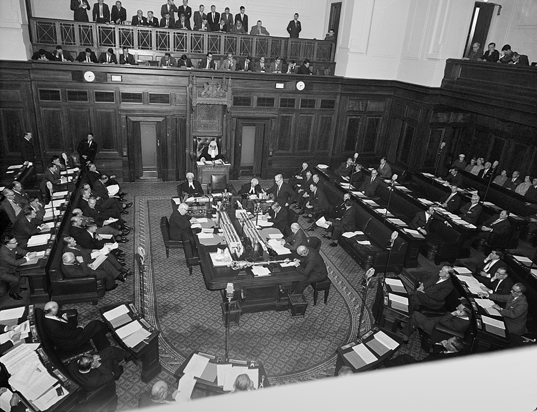 House of Representatives Chamber. A man is speaking at the opposition despatch box.