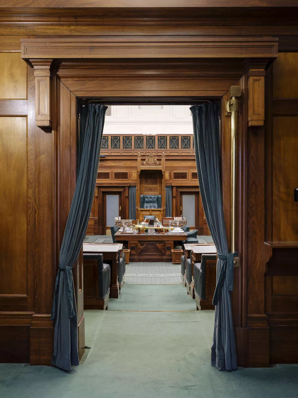 Looking in to the House of Representatives chamber from the Kings Hall entry. Looking in to the House of Representatives chamber from the Kings Hall entry.