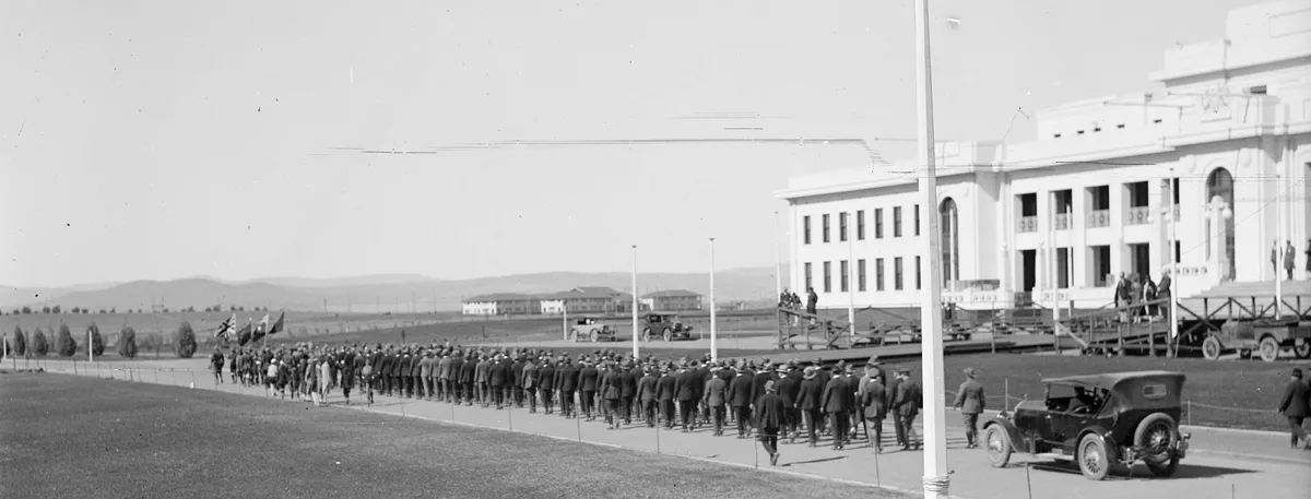 Parade of people walking past Parliament House, Anzac Day 1927.