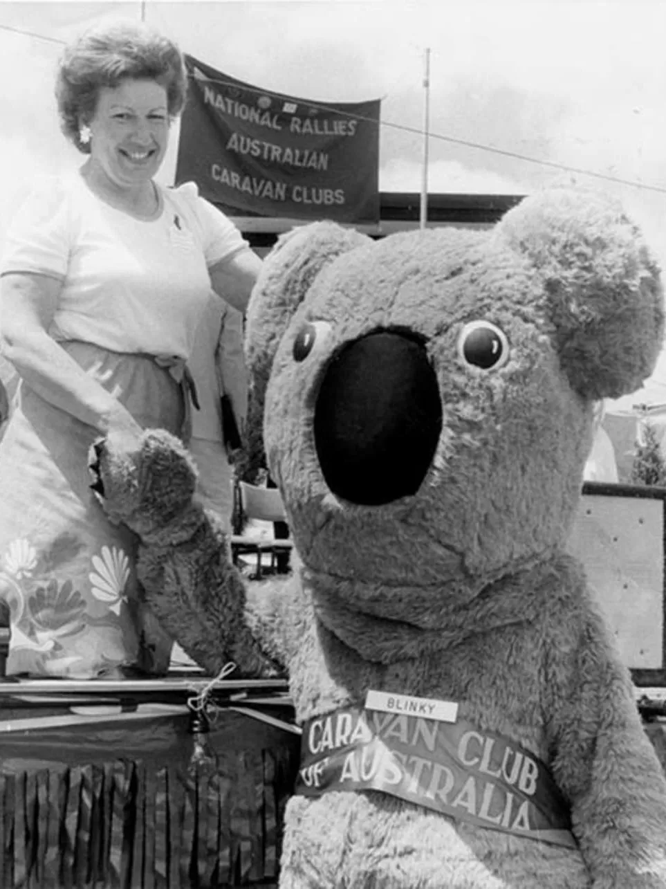Senator Margaret Reid meets ‘Blinky’ the koala mascot Senator Margaret Reid meets ‘Blinky’ the koala mascot